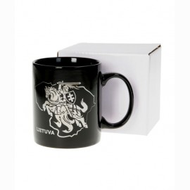 Puodelis, iš porceliano, juodos spalvos su Vyčiu sidabro spalvos ir užrašu LIETUVA. Talpa 340 ml.