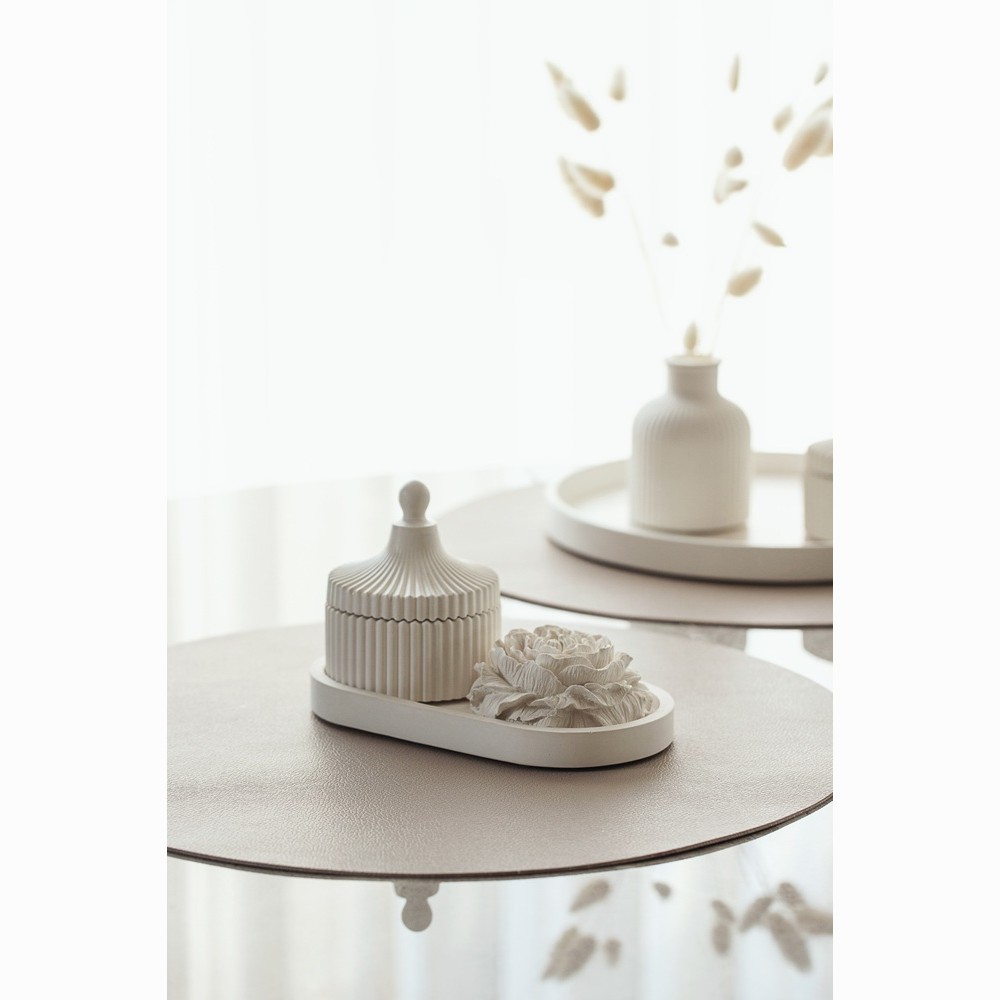 Kvepiančios žvakės dovanų rinkinys su padėkliuku ir gipso bijūnų žiedu. Levanda